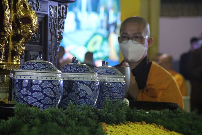 An vị xá-lợi Thiền sư Thích Nhất Hạnh tại tổ đình Từ Hiếu sau gần 20 giờ trà-tỳ